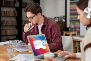 How an Assignment Helper Can Improve Your Academic Performance